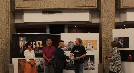 Петър Стаменков представи фотоизложбата &bdquo;Градът&ldquo; в Доходното здание