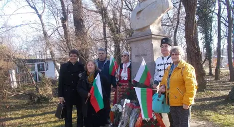 Читалище &bdquo;Христо Ботев&ldquo; почете патрона си с цветя в Букурещ