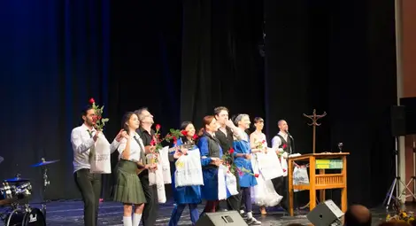 Екипът на Камен Донев получи много овации за спектакъла си &bdquo;Възгледите на един учител за всеобщата просвета&ldquo;.						                    Снимка: &bdquo;Медика&ldquo;