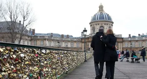 Срути се любовният мост в Париж
