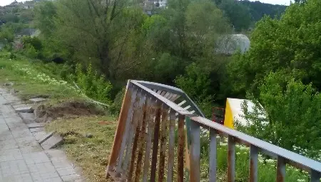 Турски ТИР падна в пропаст до Янтра