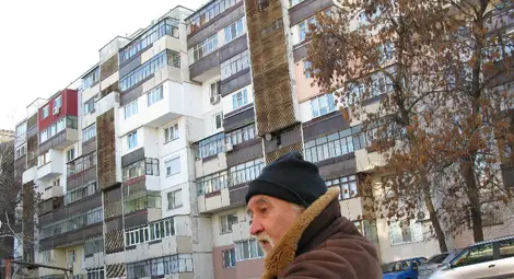 Потънал в дългове наркоман загина след скок на отчаянието от 6 етаж