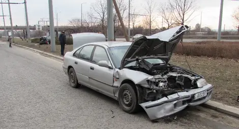 Катастрофа разпиля две коли заради опасен обратен завой на &bdquo;България&ldquo;