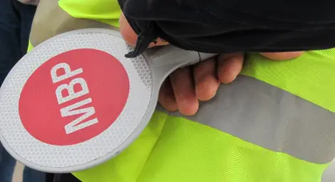 Снежен къс превърнал пътя в пързалка за тир и лека кола