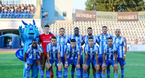 Отборът играе с екипи в ретро стил, но показа хубав съвременен футбол.