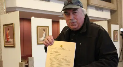 Николай Караджов с поздравителния адрес от областния управител Галин Григоров.				 Снимка: ОА