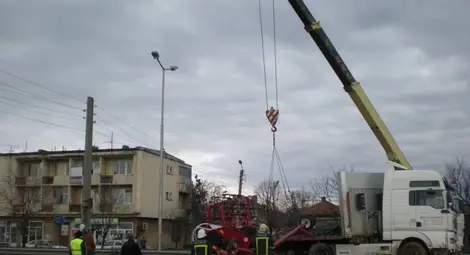 ТИР със селскостопанска техника събори мантинела в Бяла