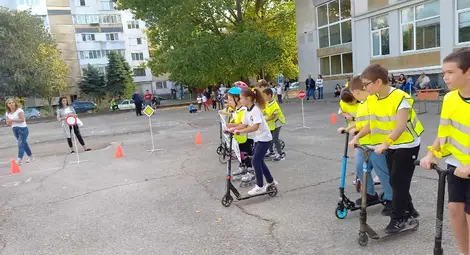 "Движи се безопасно!" - забавно и полезно състезание в русенското училище "Възраждане" /галерия/ "Движи се безопасно!" - забавно и полезно състезание в русенското училище "Възраждане" /галерия/
