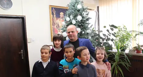 След като го сурвакаха, децата се снимаха с кмета Пламен Стоилов. Снимки: ОА и Община Русе