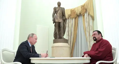 Стивън Сегал получи руския си паспорт лично от Путин