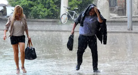 Предупреждения за валежи и градушки в 16 области за неделя