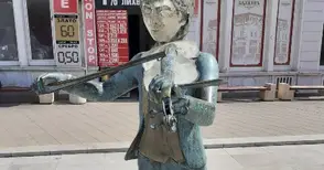 Цигуларчето пак остана без част от лъка си