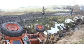 Трактор пада от кален мост в Червена вода