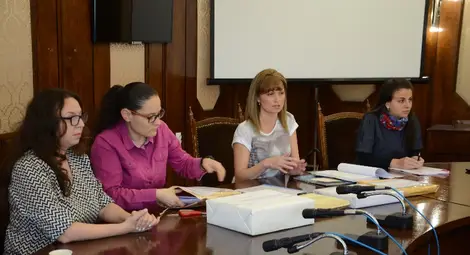 Специално назначена комисия отвори вчера офертите на кандидатите по обществената поръчка. Снимка: Красимир СТОЯНОВ