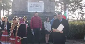 В Мечка отрупаха с цветя паметника на героите