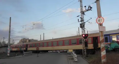 Два влака помляха кола на прелез, един човек е загинал