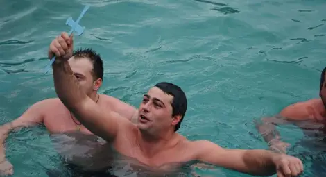 Русенец улови богоявленския кръст  и в македонския град Струмица