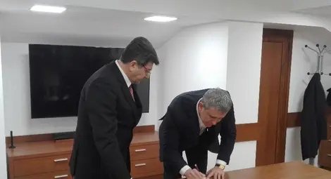 Окръжният прокурор Георги Георгиев вчера подписа заповедта си за встъпване в длъжност на официална церемония в Окръжна прокуратура.                                                               Снимка: Авторът