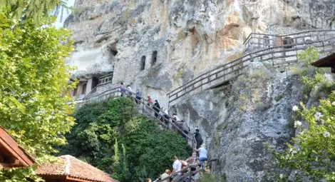 Избягалите от Басарбовския манастир монаси лишени от свещенослужение Избягалите от Басарбовския манастир монаси лишени от свещенослужение