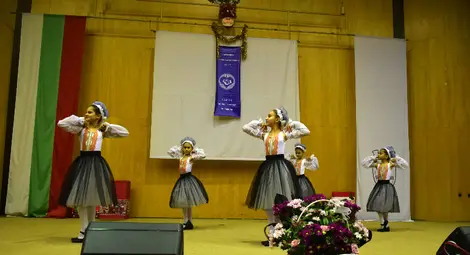 Цветно и богато етнопиршество от изненади на концерта &bdquo;Да празнуваме заедно&ldquo; изпълни пленарната зала на Община Русе