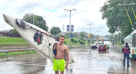 Гребецът с каяка по наводнения бул.&ldquo;Христо Ботев&ldquo;: Очаквах да получа някакво внимание във фейсбук, но не и да съм по новините