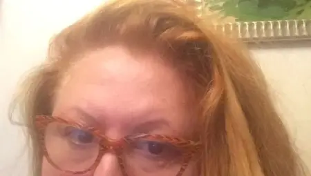 Четиригодишна Ирена Парашкевова  получава от майка си първия молив