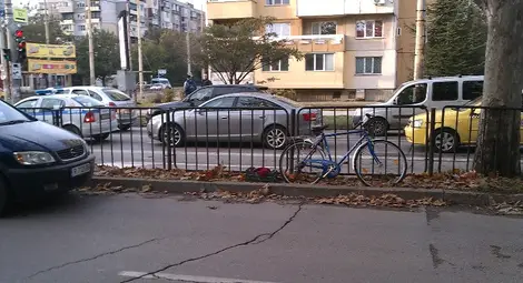 Велосипедист се удари в кола на кръстовище