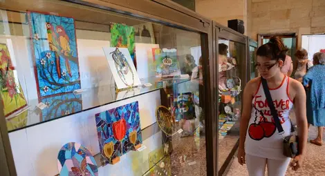 Малки художници показват стъклопис и рисувана керамика