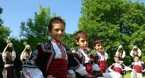 Бъдещи моряци и малки ученици се улавят на голямо право хоро