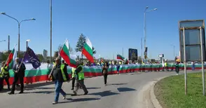 Три протеста за пари и сигурност: 150-метров трибагреник затвори Дунав мост