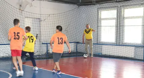 Драгомир Драганов игра футбол с учениците от ОУ „Олимпи Панов“ Драгомир Драганов игра футбол с учениците от ОУ „Олимпи Панов“