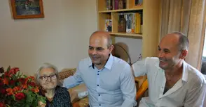 Стогодишната Иванка Иванчева още  чете вестници и бистри политиката