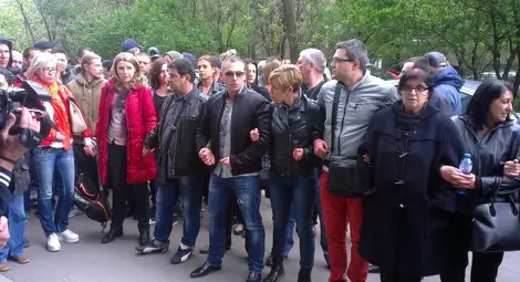 Хамали изнасят техника на ТВ7, журналисти правят жива верига