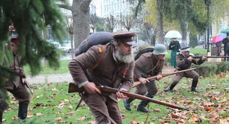 Пети пехотен полк превзе картечно  гнездо в жива картина на площада