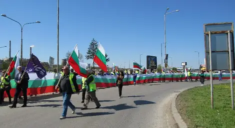 Три протеста за пари и сигурност: 150-метров трибагреник затвори Дунав мост