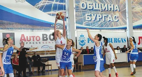 &bdquo;Дунав 8806&ldquo; докосва четвъртата поредна титла след 2:0 в Бургас