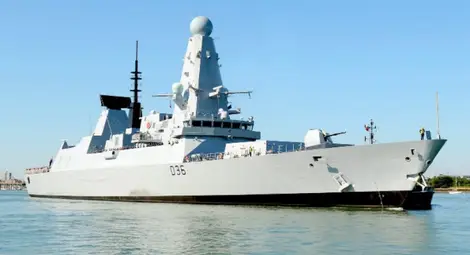 Разрушителят на британския кралски флот HMS Defender