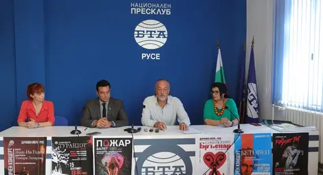 Главният художествен ръководител на балета Весела Василева, главният диригент Димитър Косев, директорът Пламен Бейков и диригентът на хора Стелияна Димитрова-Хернани (от ляво надясно). Главният художествен ръководител на балета Весела Василева, главният диригент Димитър Косев, директорът Пламен Бейков и диригентът на хора Стелияна Димитрова-Хернани (от ляво надясно).