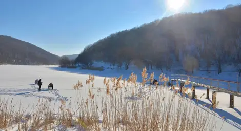 Любители на риболова пробиха 35 см лед, за да се насладят на хобито си