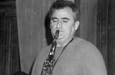 Послепис за Парчето, за когото  небето е и петолиние, и сцена