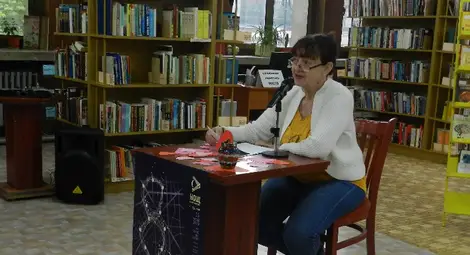 С откъси от романа на португалската авторка Дулсе Мария Кардозо &bdquo;Всичко това е любов&ldquo;, представени от актрисата Людмила Петрова, в регионалната библиотека &bdquo;Любен Каравелов&ldquo; за осма година бе отбелязана Нощта на литературата. Снимка: РБ