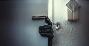 Възрастна жена брутално ограбена в дома си от мним продавач на дърва