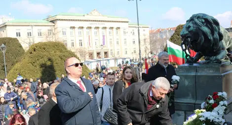 Стотици русенци отбелязаха пред Паметника на свободата националния празник на България – 3 март Стотици русенци отбелязаха пред Паметника на свободата националния празник на България – 3 март