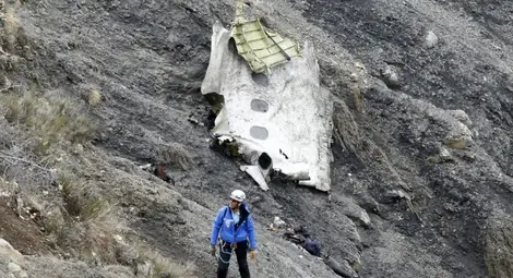 Един от пилотите на падналия самолет не е бил в кабината