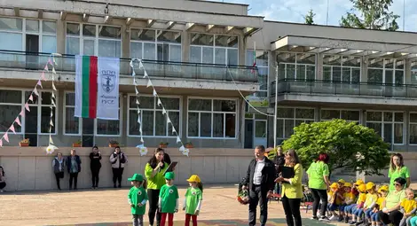 Спортен празник отбеляза откриването на обновения двор в ДГ “Приказен свят” в Николово Спортен празник отбеляза откриването на обновения двор в ДГ “Приказен свят” в Николово