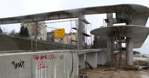 Вандали надраскаха и новата пасарелка до Облеклото