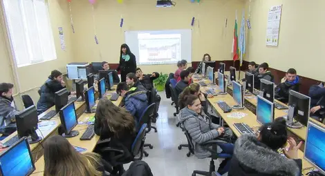 Гимназия &bdquo;Буров&ldquo; откри кабинет с 27 компютъра със собствени пари и дарения
