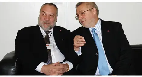 Професор Виктор Макаров и професор Алфред Притц разработват нови планове и обсъждат перспективите за развитието на психотерапията. Професор Виктор Макаров и професор Алфред Притц разработват нови планове и обсъждат перспективите за развитието на психотерапията.