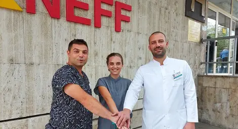 Д-р Стоян Генадиев, дм /крайният вдясно/, д-р Петя Кашукеева и д-р Блаже Донев от „Съдова хирургия“. Снимка: УМБАЛ „Канев“. Д-р Стоян Генадиев, дм /крайният вдясно/, д-р Петя Кашукеева и д-р Блаже Донев от „Съдова хирургия“. Снимка: УМБАЛ „Канев“.