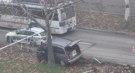 Кола влезе в разделителната ивица и спря в дърво на бул. "Липник" в Русе